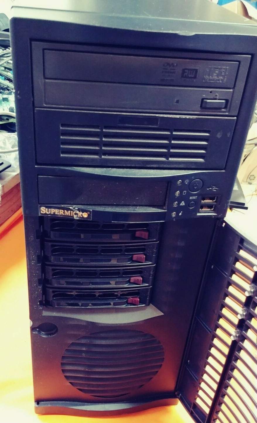 Supermicro X8DT3-LN4F Machine – Powers to Bios – No HDs (*)