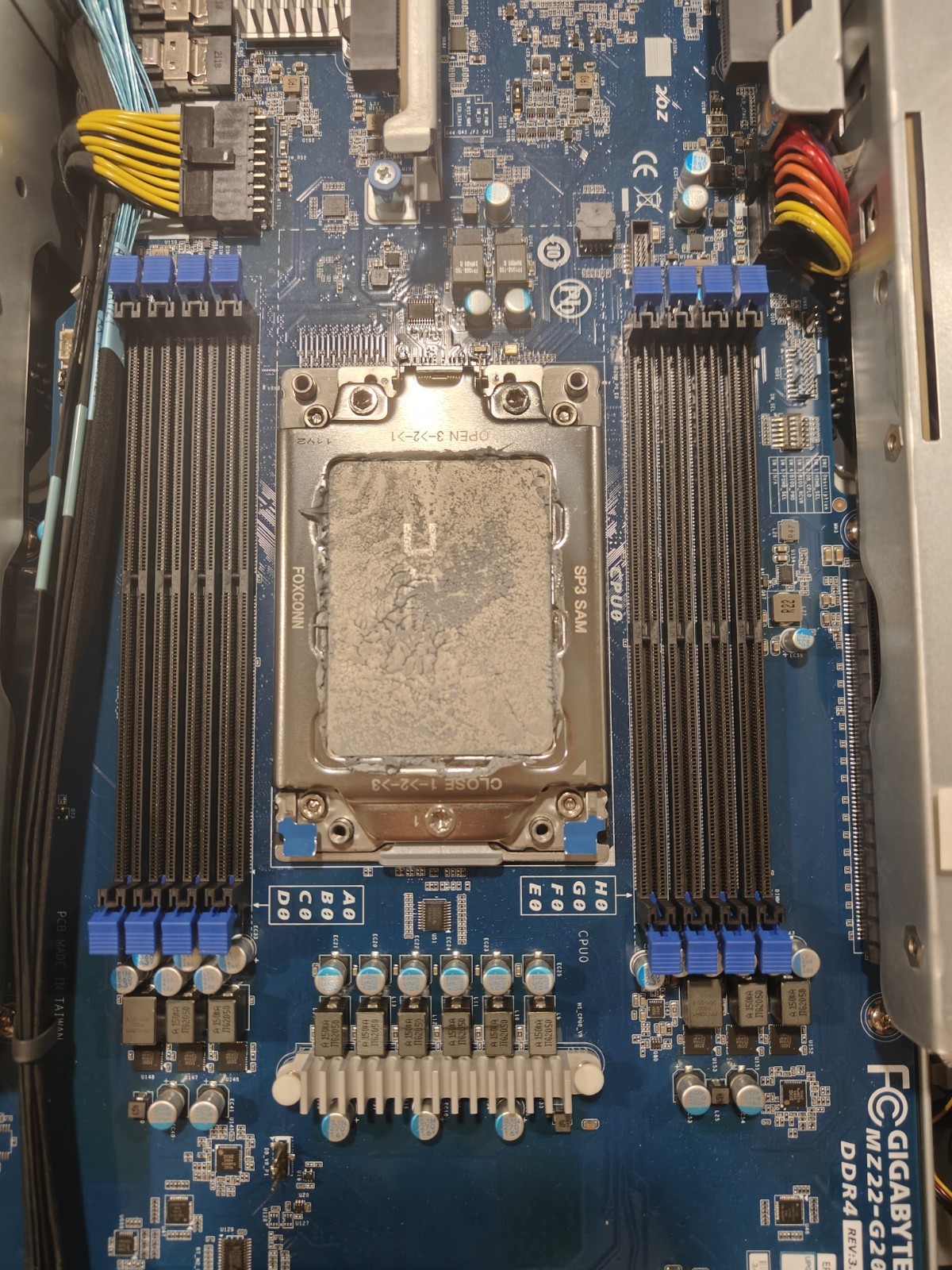 GIGABYTE G292-Z20 rev A00 2U 8-GPU EPYC Server EPYC 7453 128GB DDR4-3200 H10 M2