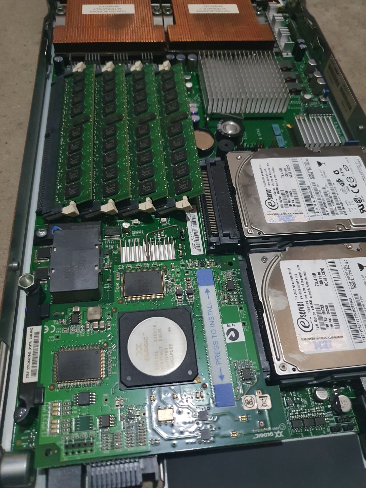 IBM BladeCenter HS20 type 8843 – 2x 3.2GHz / 4GB RAM / 2×73 GB HDD / 4GB Fibre c