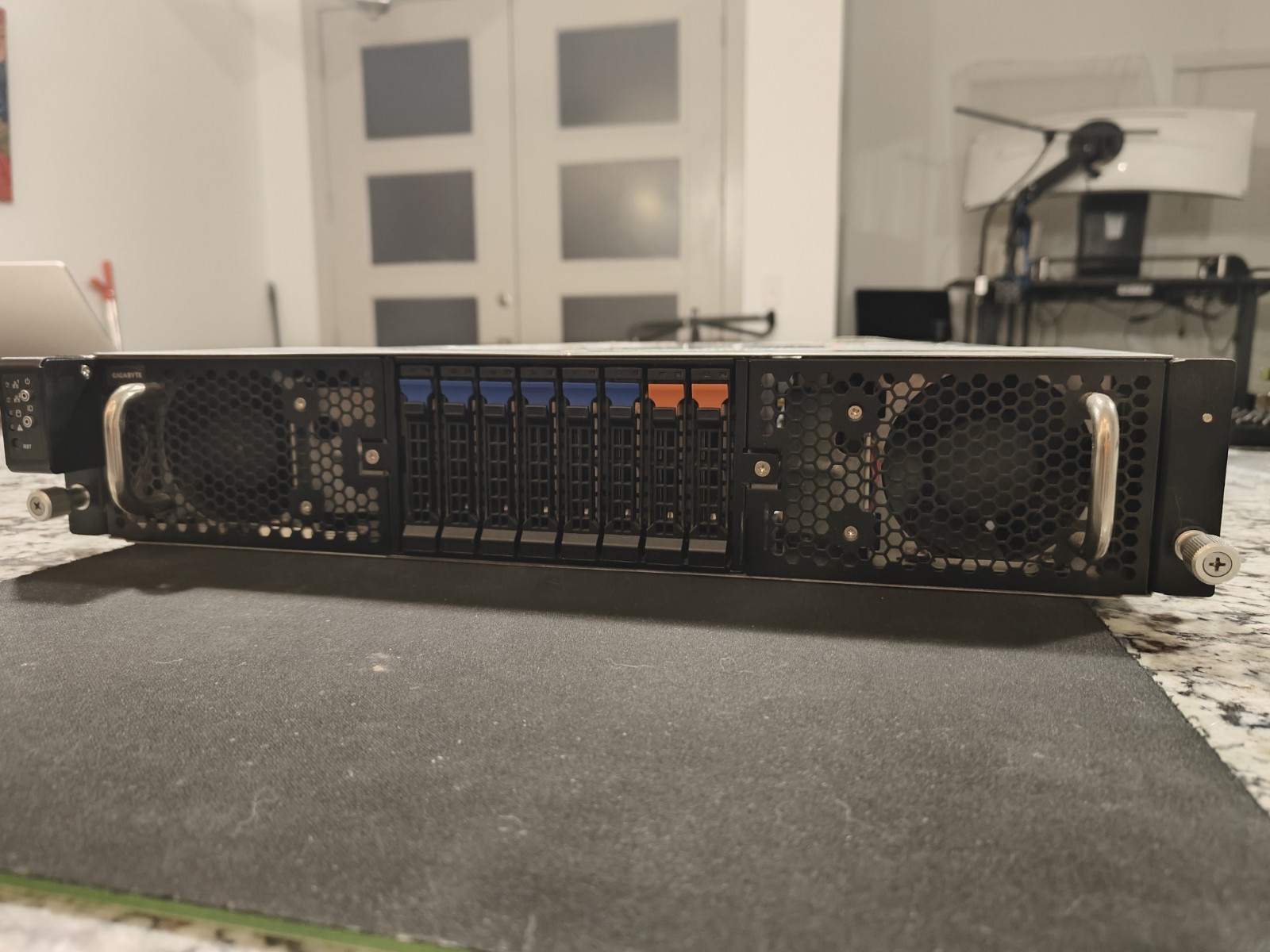 GIGABYTE G292-Z20 rev A00 2U 8-GPU EPYC Server EPYC 7453 128GB DDR4-3200 H10 M2
