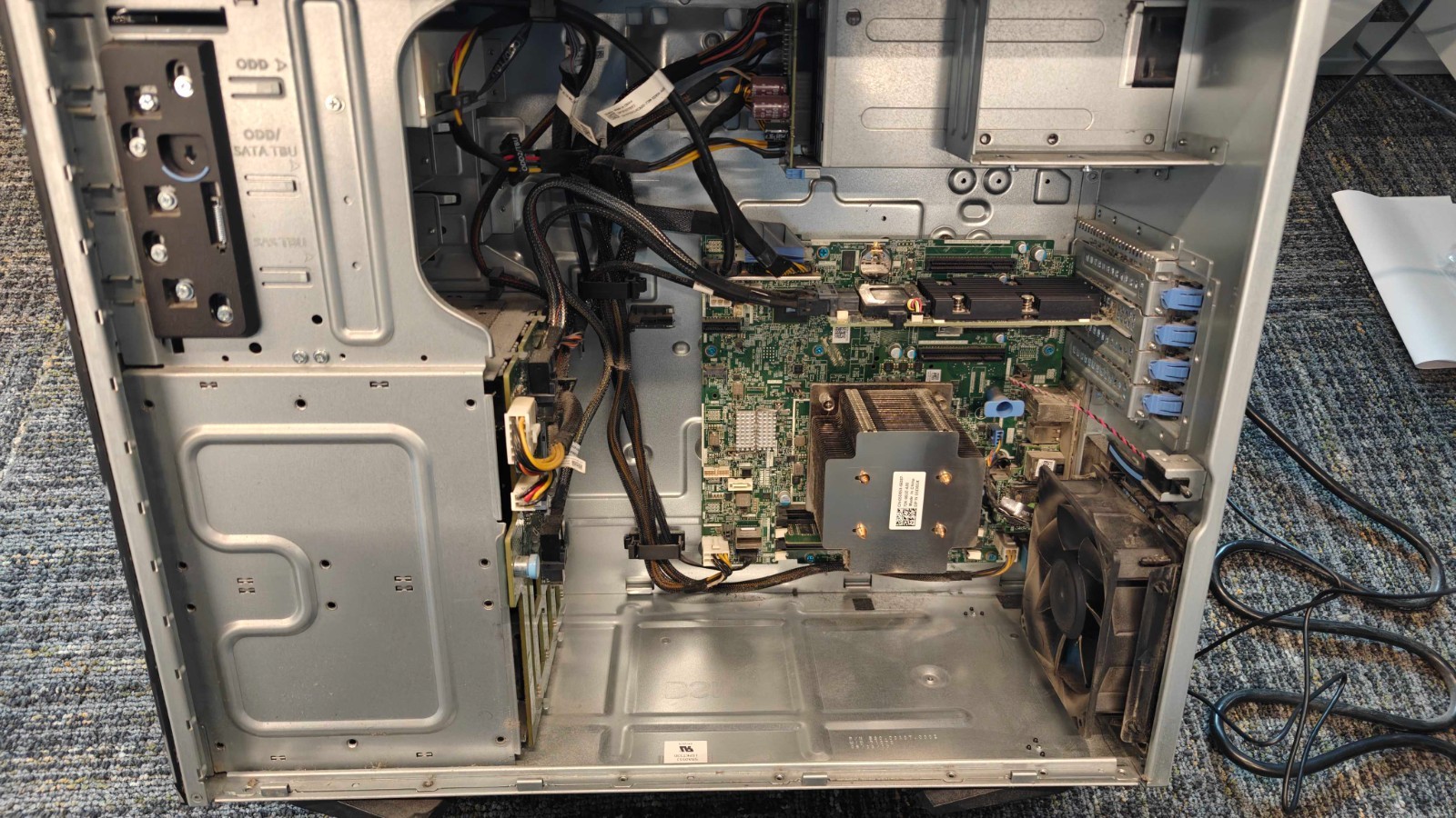 Dell PowerEdge T330 Xeon E3-1270 v6 16GB RAM 5x240GB SSD PERC H730 iDRAC