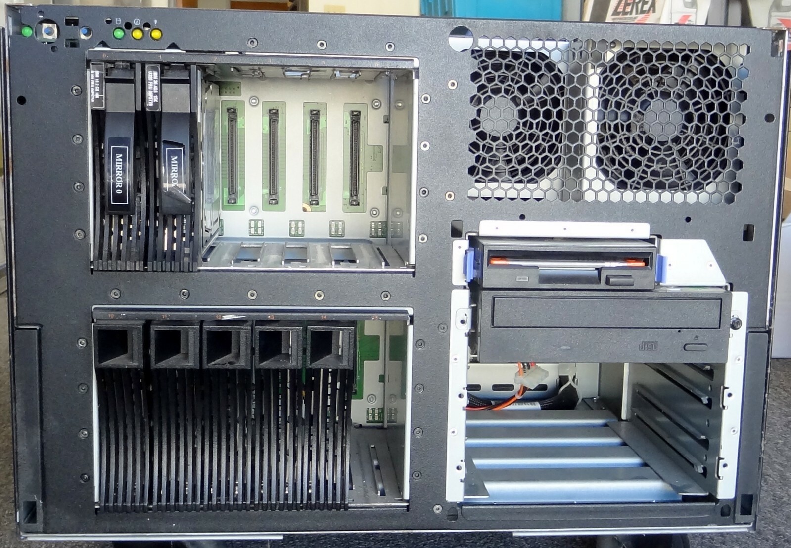 IBM xSeries 255 (8685C1X) Server 2x 2.0/2MB/400MHz SL66Z 1GB RAM 3x 36.4GB HDD