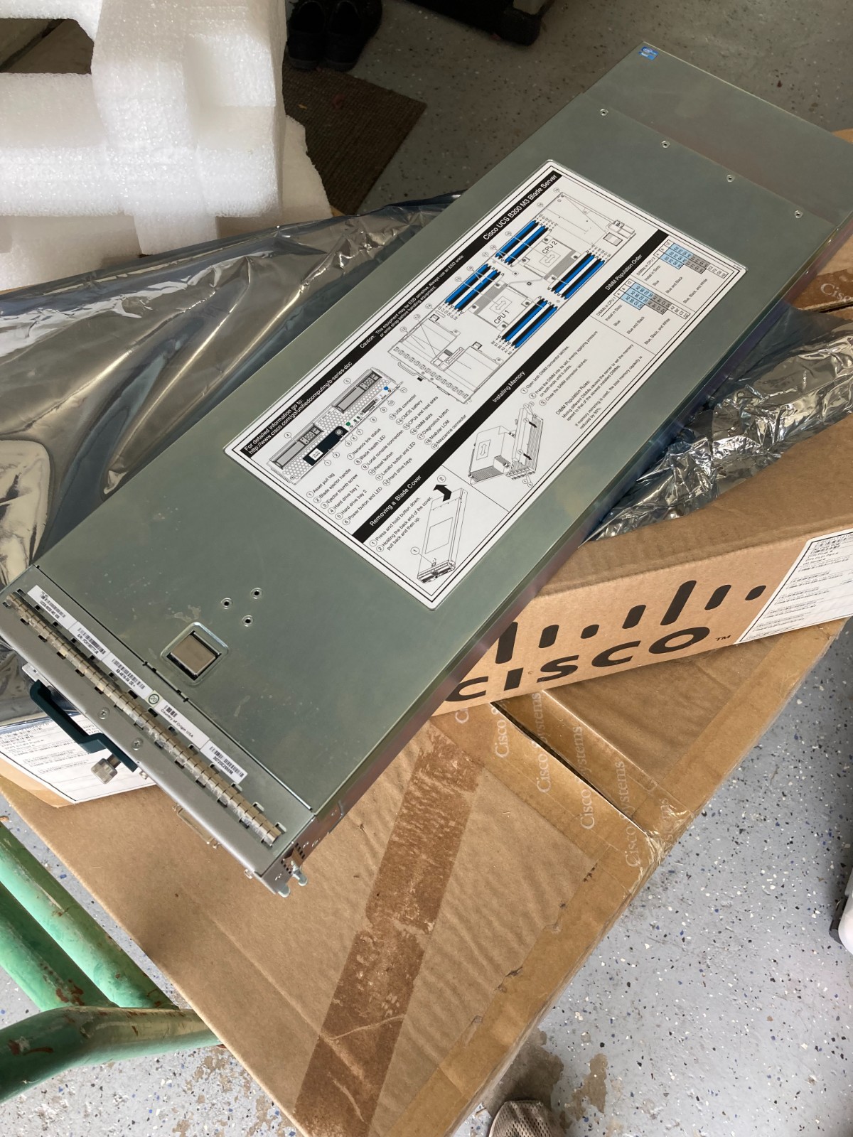 Cisco UCS-5108 5108 Blade Server Chassis with 9 Blades