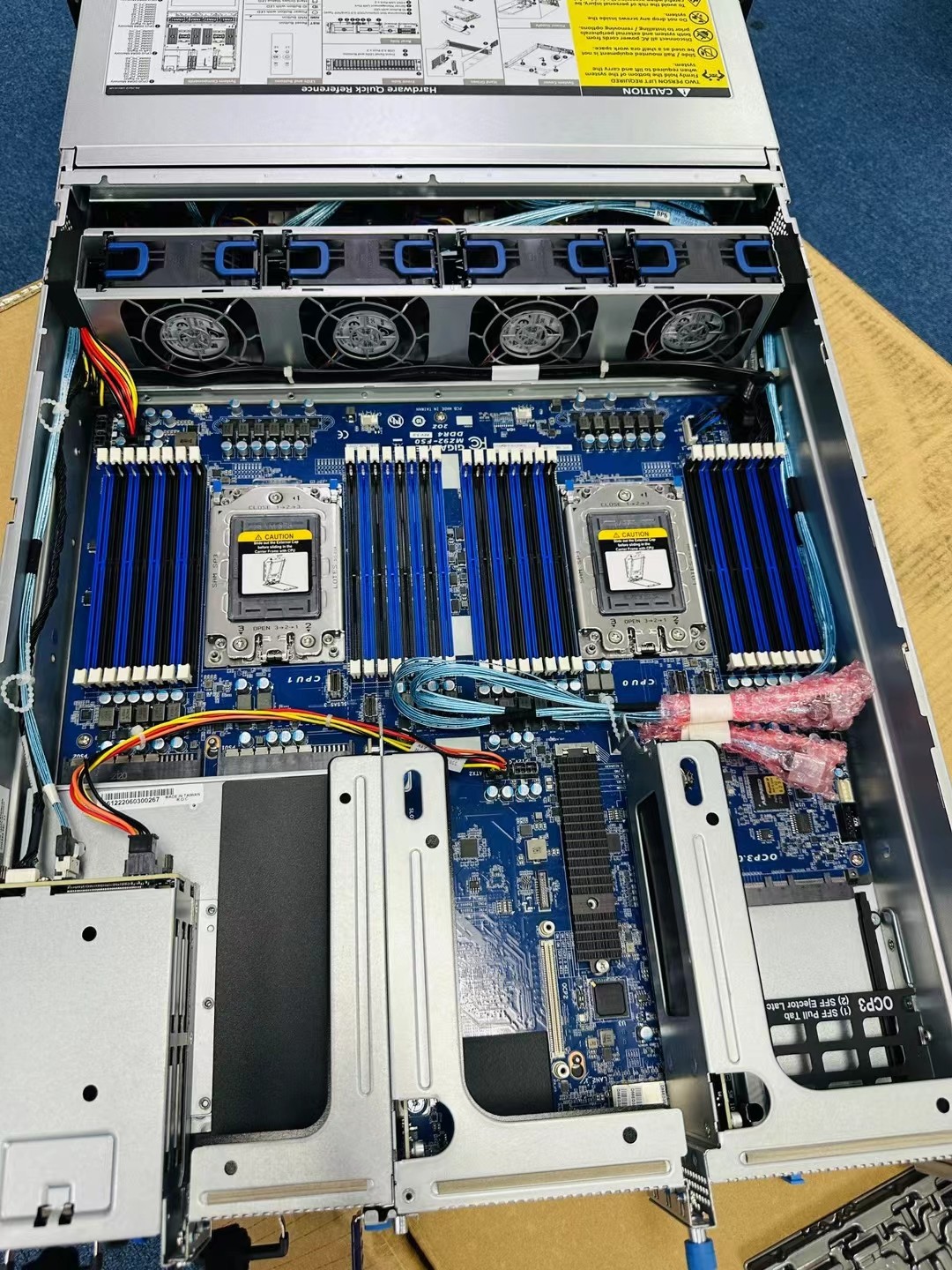Gigabyte R282-Z91 Server 24X2.5″/9364-8i/2X1600W PSU/Support EPYC 7002/7003CPU