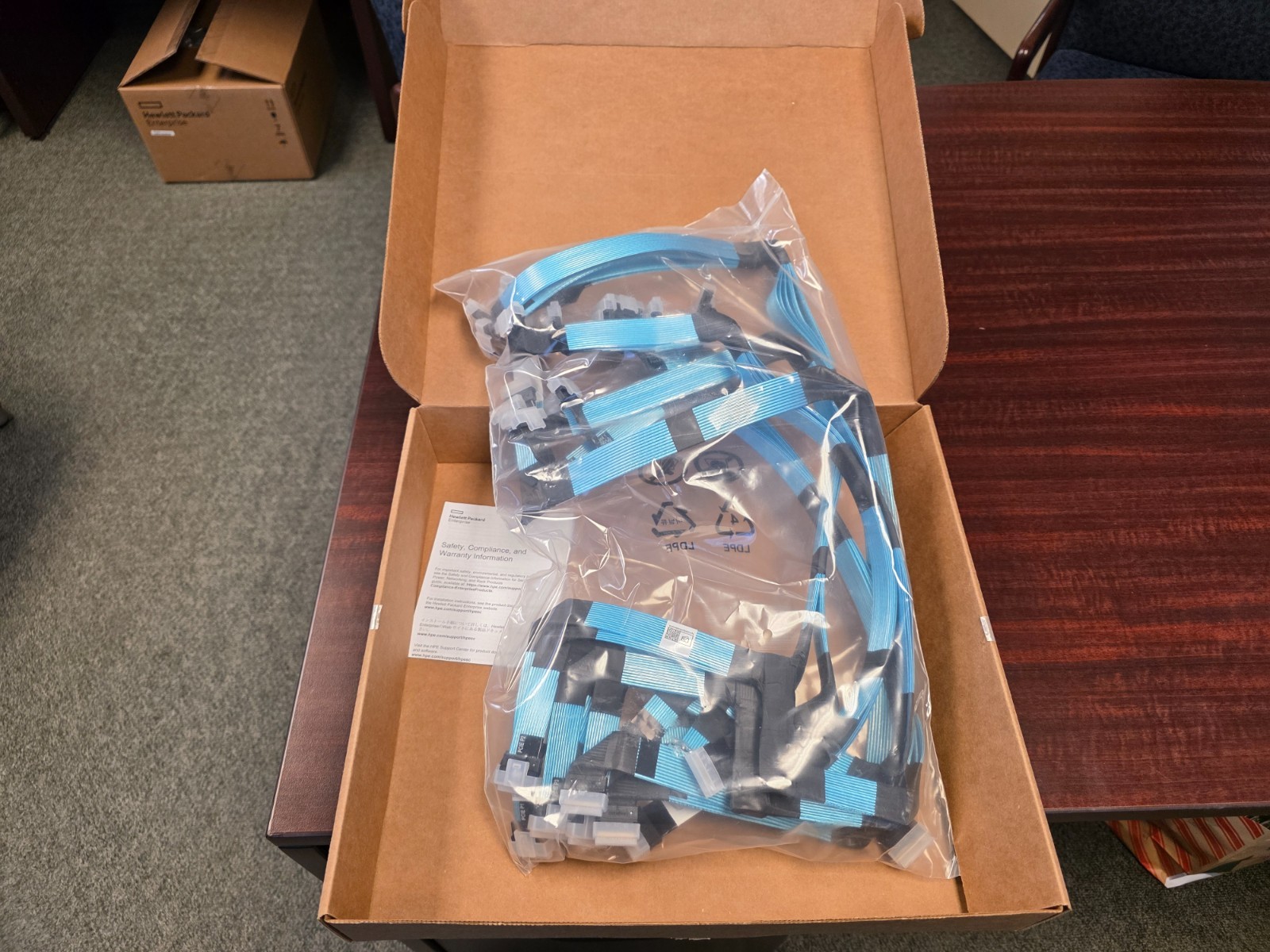 HPE ProLiant DL380 Gen11 2U Tri-Mode Premium Cable Kit