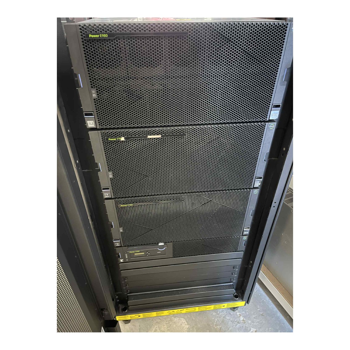 9080-M9S EFN1*3 Server IBM 3.5TB RAM 3xEFN1 64xCORE VIOS 3.7GHZ-3.9GHz