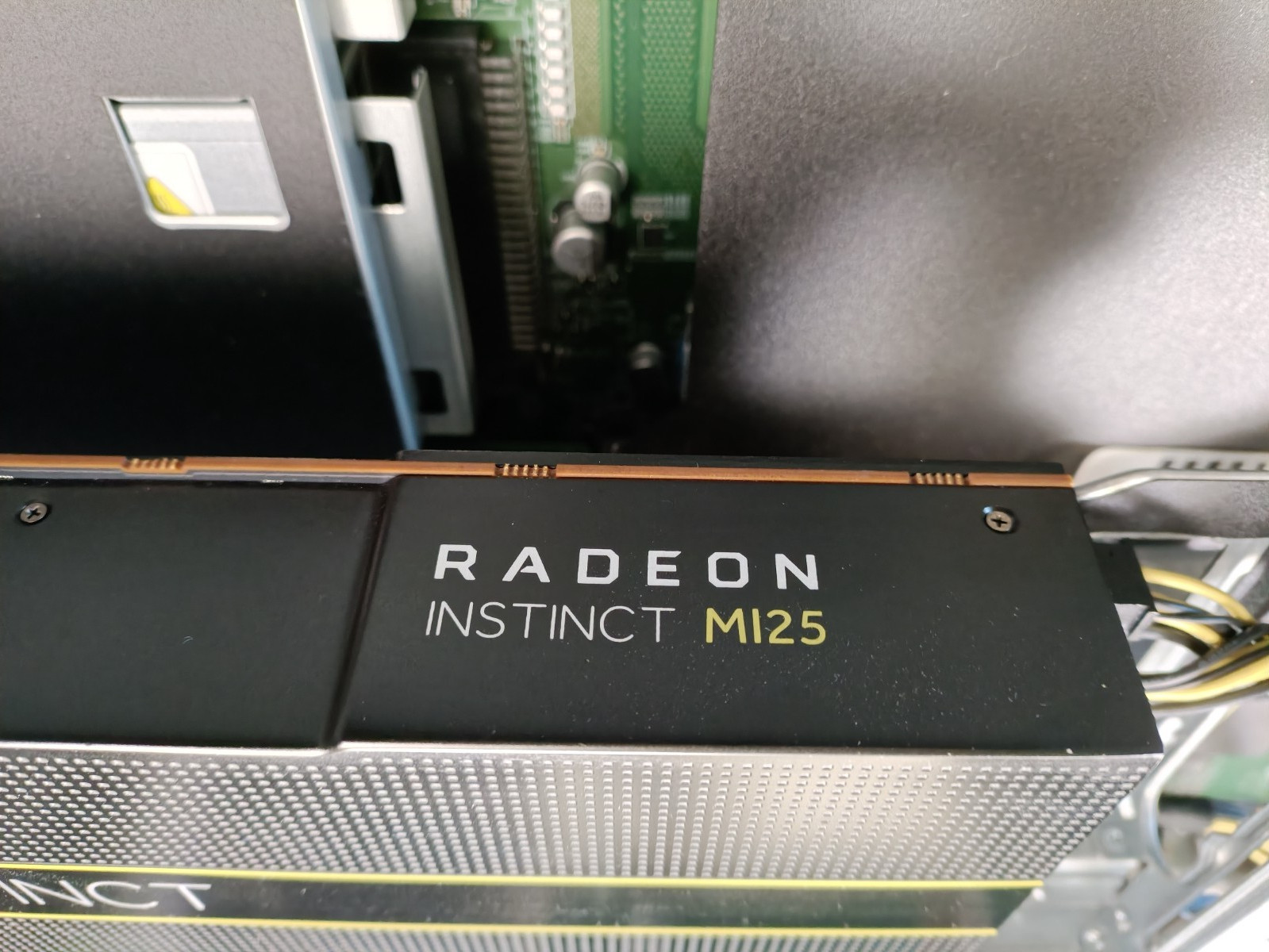 Inventec P4764 2U 4GPU AI Server 256GB (64×4) RAM AMD EPYC 7601 4X Radeon M125