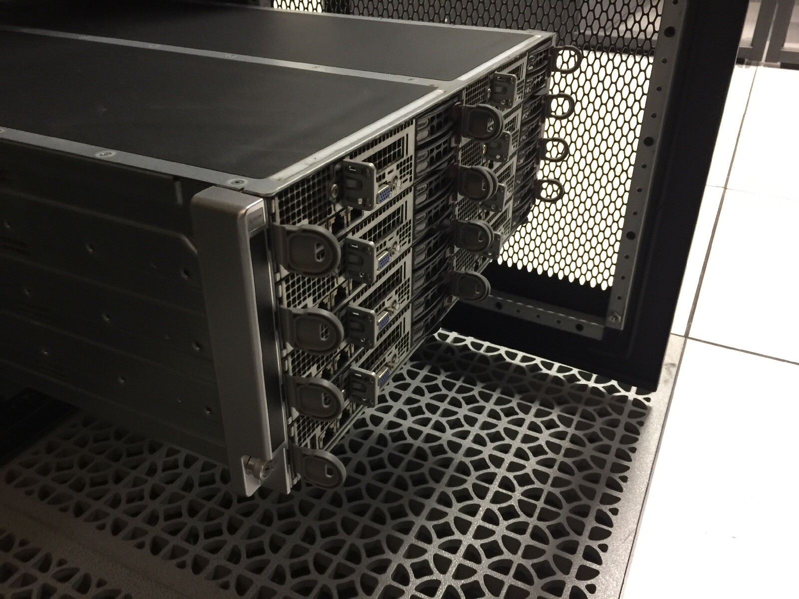 Lot 9 Supermicro F617R2-F73 4U 8x server Dual E5-2660 32GB 2×2.5 Hotplug 2×3.5