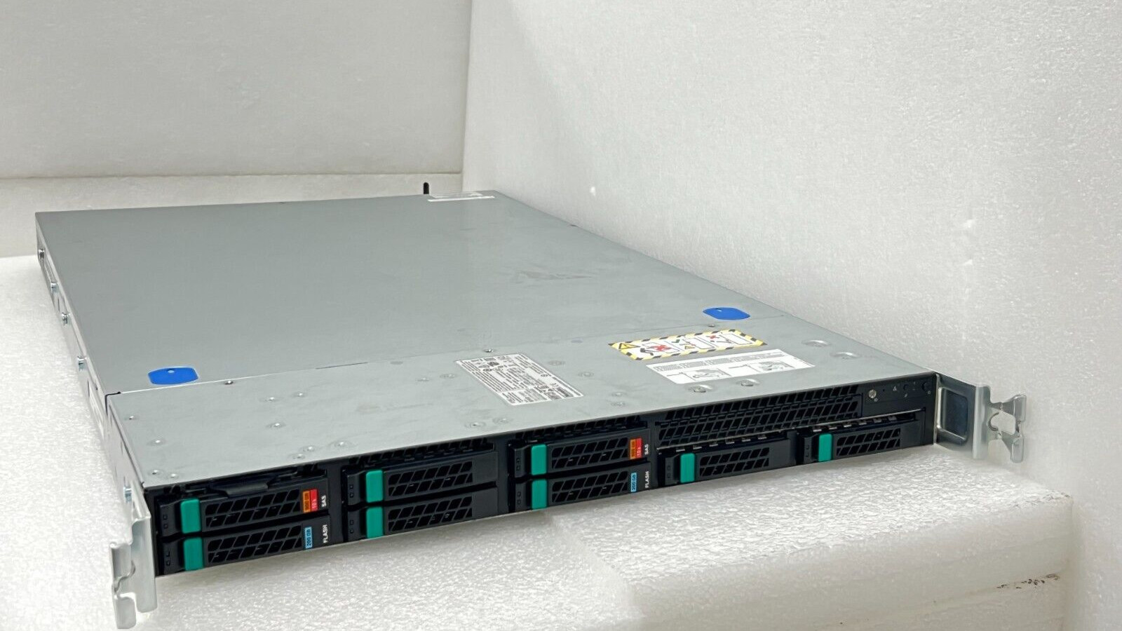 EMC2 / DELL KYBFP FIBRE CHANNEL SERVER with 2.2TB Capacity (4 Mix HDD) & RAM