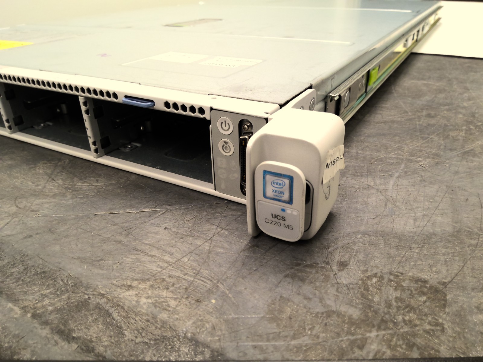 CISCO UCSC-C220-M5SX INTEL bronze 3104 6c X2 / 96GB NO HDD 770W X2 WZP234316YR