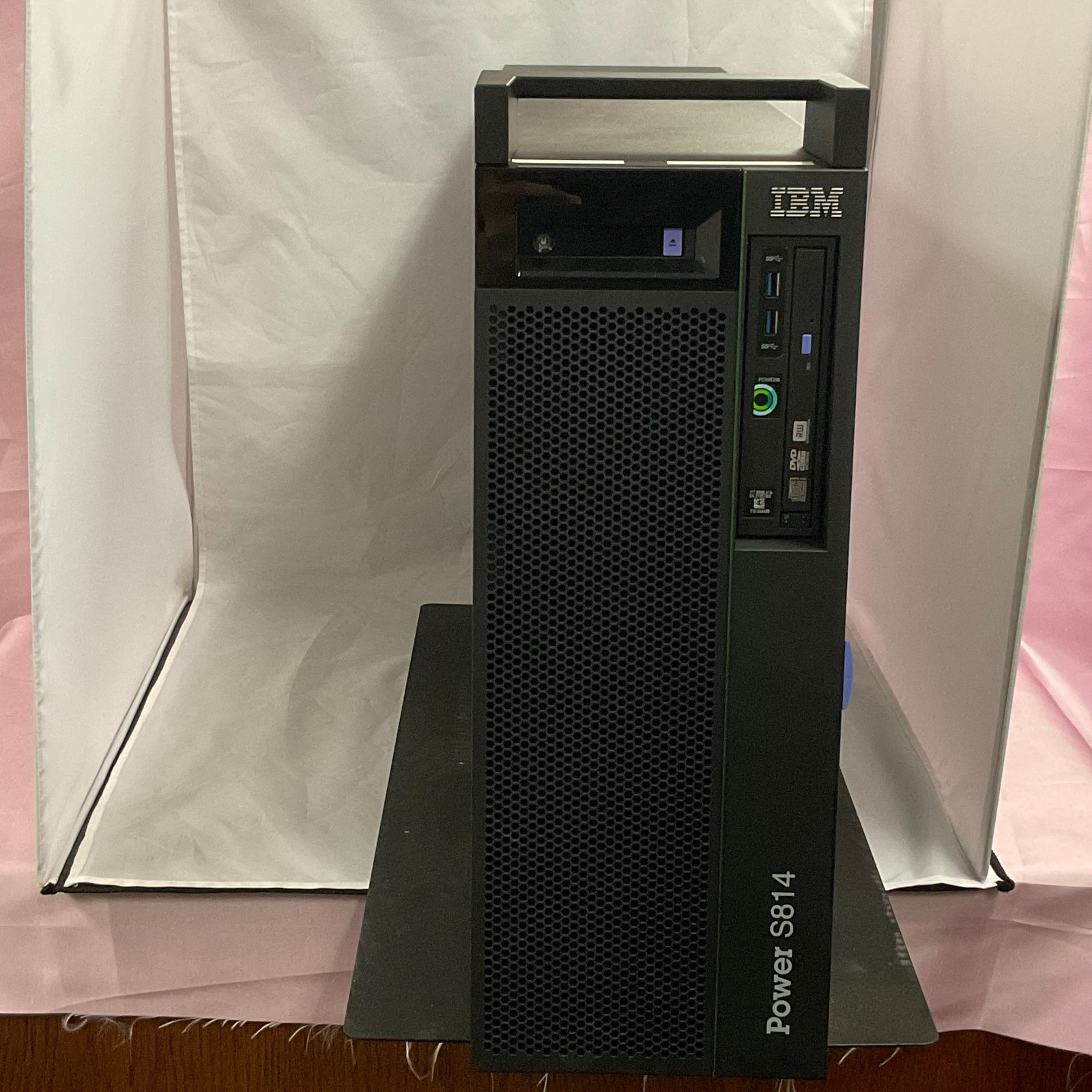 IBM 8286-41A Power S814 3.02GHz 4-Core(EPXK) POWER8 Server V7R3 60 user i lic.