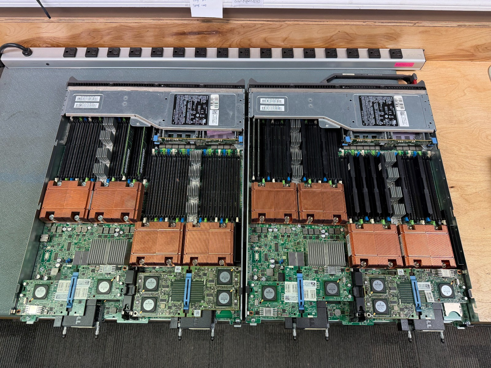 2x Dell PowerEdge M910 Blade Server 4x Intel E7-8867L Slots 32gb ddr3, 2-Bay 2.5