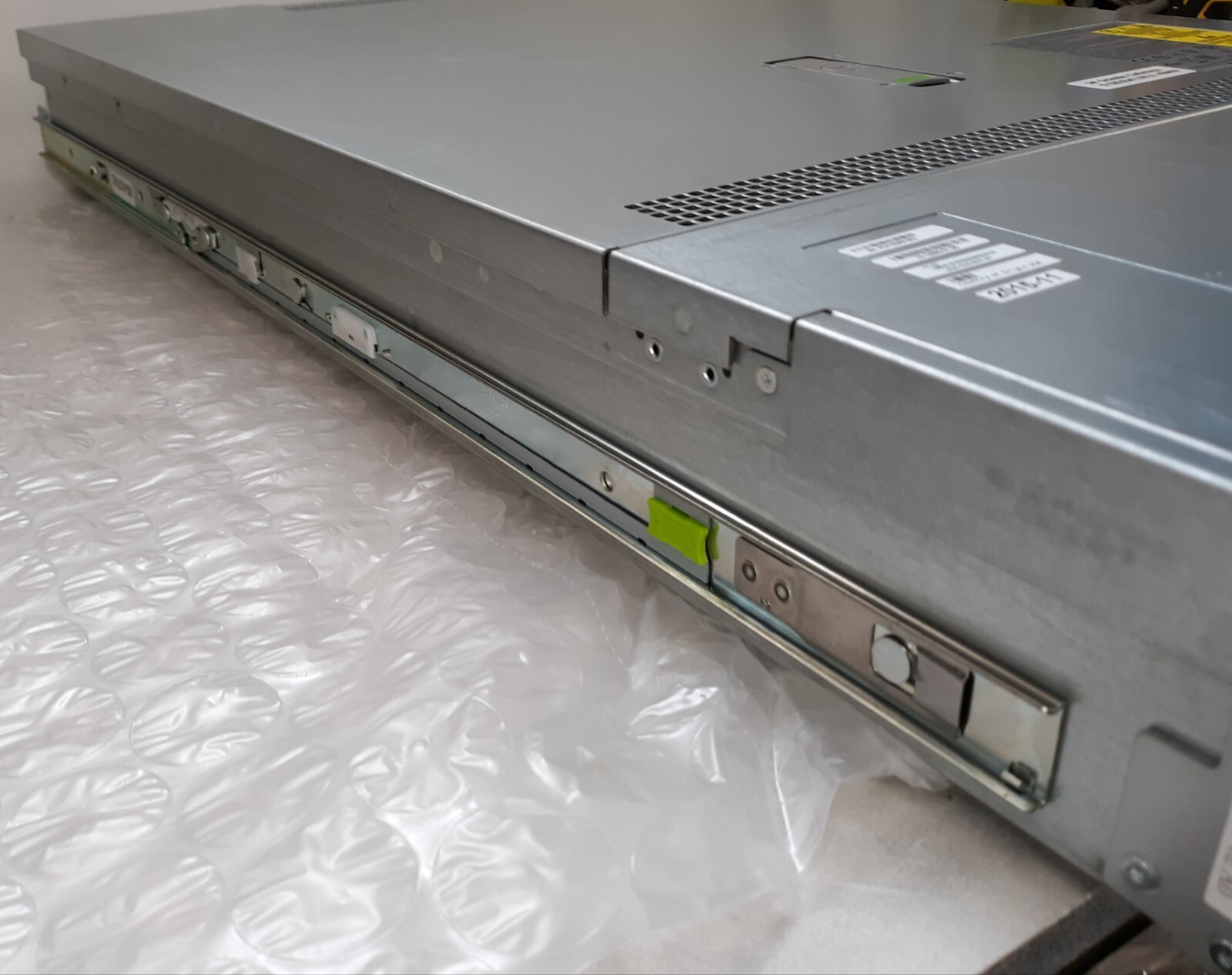 Cisco UCSC-C220-M4S Server NO RAM HDD w/ 2640V3 Proc + Caddies + 2x 1200W PSU
