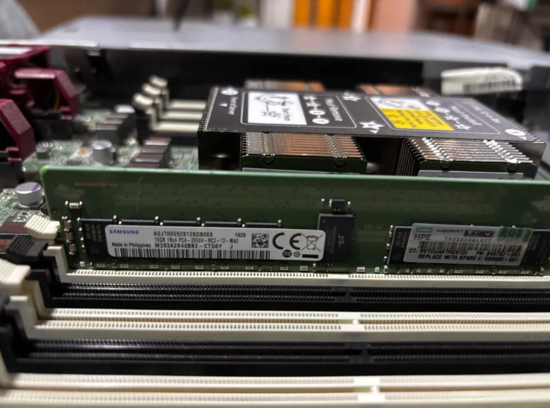 Server HPE ProLiant DL360 Gen10 Xeon 4110 32GB RAM, 900GB SAS, Refurbished