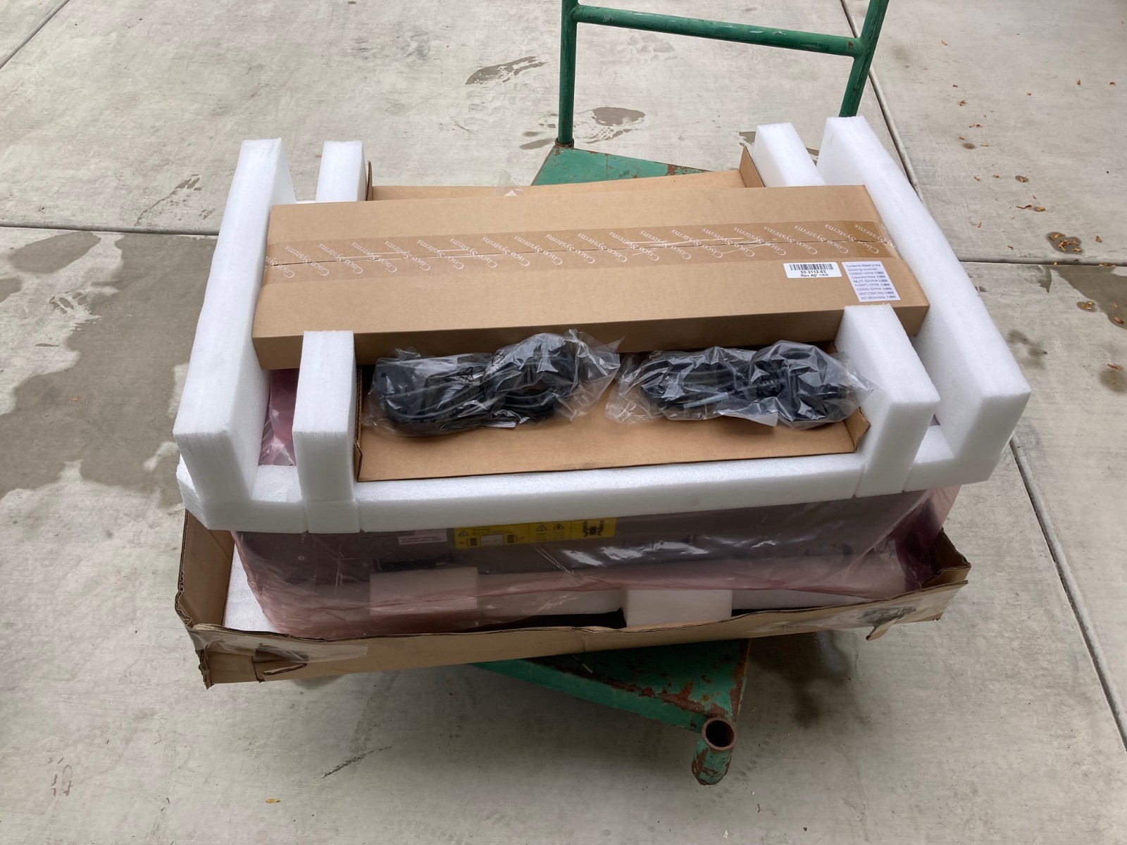 Cisco UCS-5108 5108 Blade Server Chassis with 9 Blades