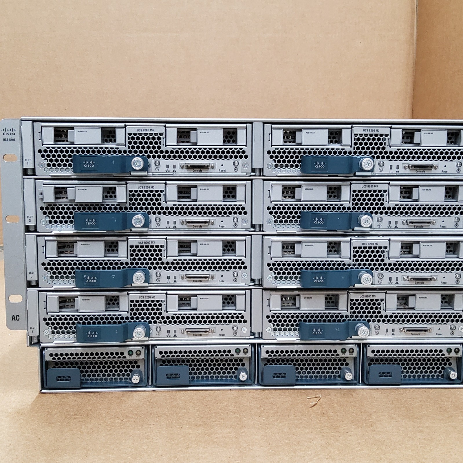 Cisco UCS 5108 Blade Server Chassis 8x UCS-B200-M3 2x UCS 2204 NO CPU NO Memory