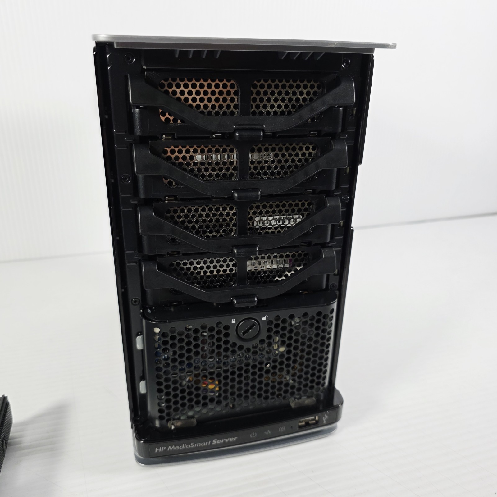 HP EX470 MediaSmart Server – Powers on Properly – Hard Drives Included