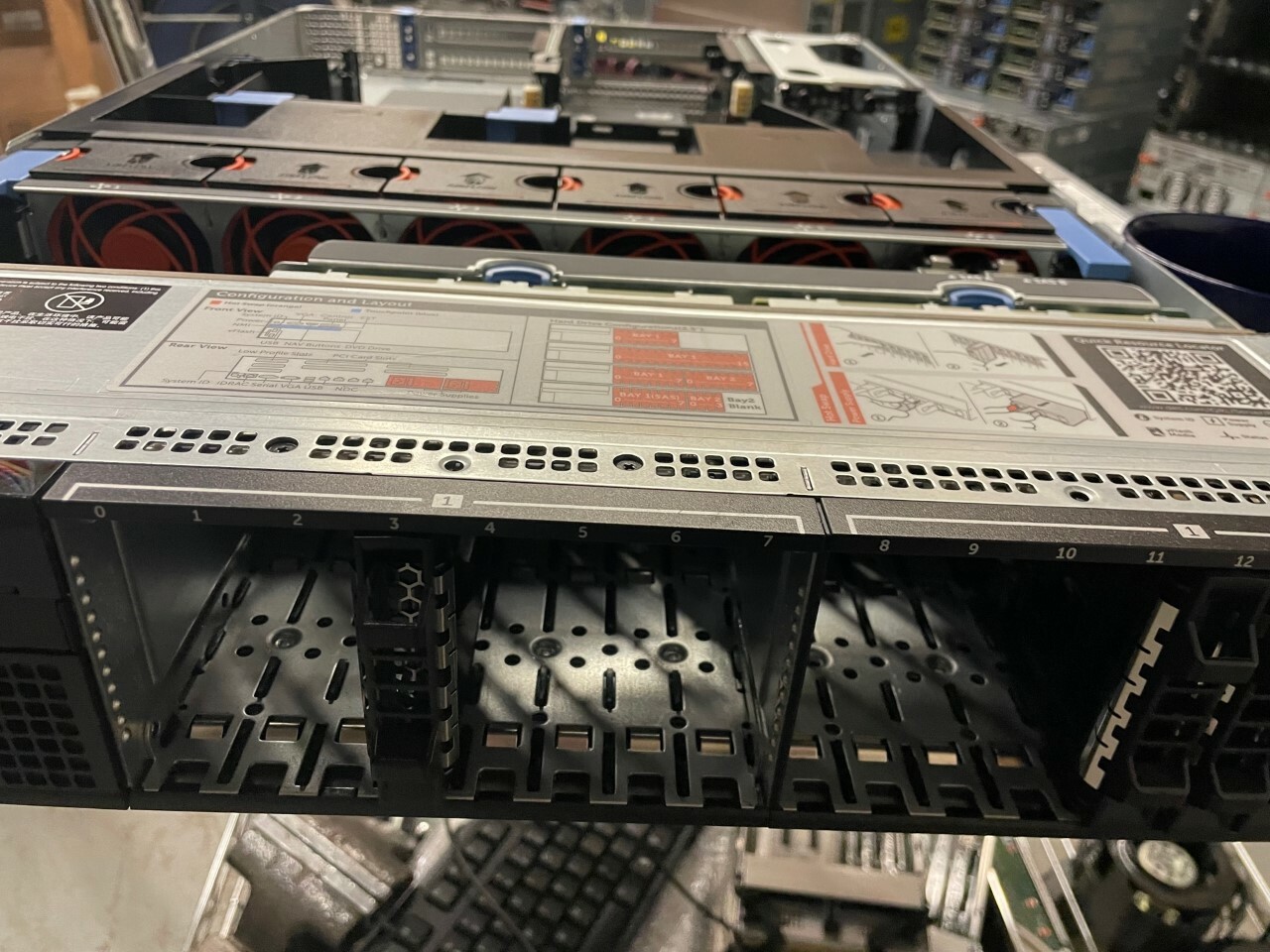 DELL R720 16 X SFF INCL. 1 X E5-2690 V2, 32GB, 1 X 750W PS. H710P V6 SB X3D66