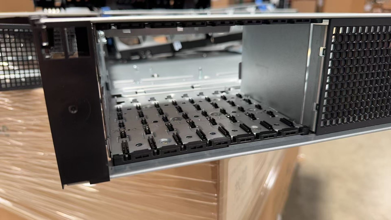 DELL EMC POWEREDGE SERVER R740 8 Bay CHASSIS W/ SHROUD Fan Enclosure PY90Y 4R45W